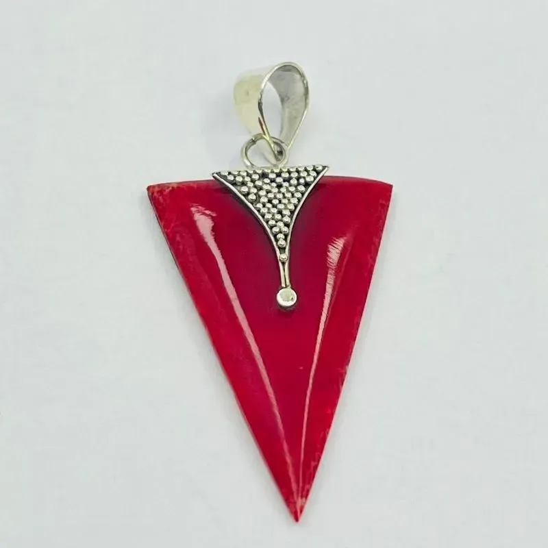 PINGENTE CORAL TRIANGULO